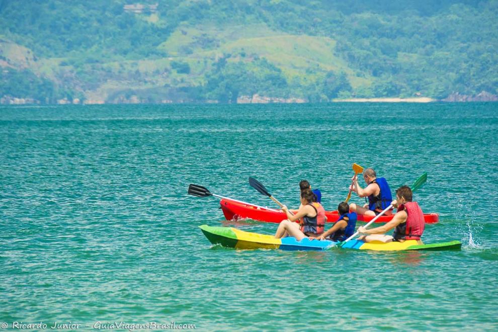 Imagem de duas famílias no caiaque no mar da Praia da Almada.